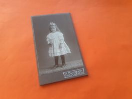 SCHWIIZER CHIND DAZUMAL - JEUNE FILLE en BLANC - NEUCHATEL