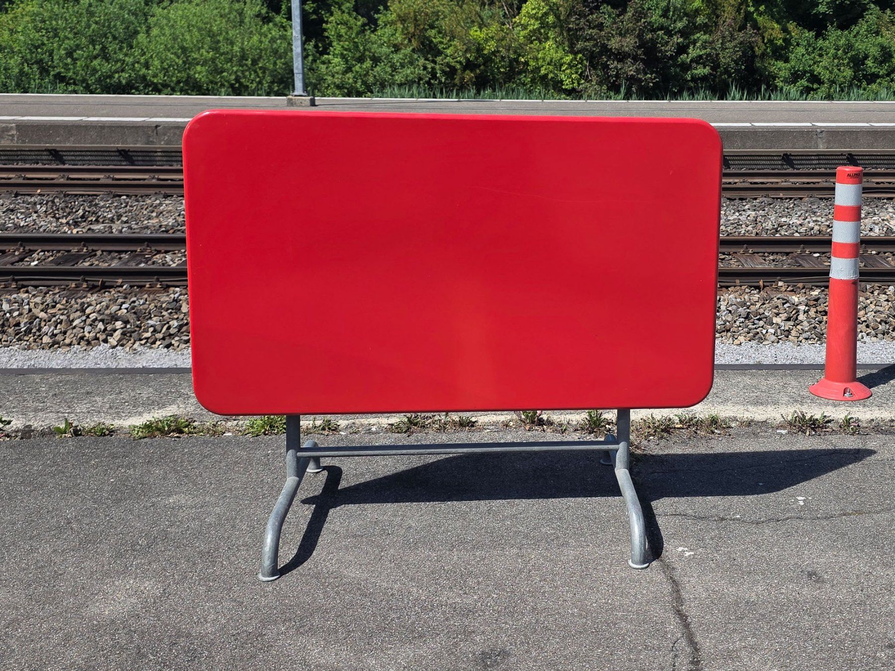 Tavoli: Roter Gartentisch Sissach - klappbar, Metall - Ref. 05/57 – Usato da Au ZH venduto da BrockiAu 8