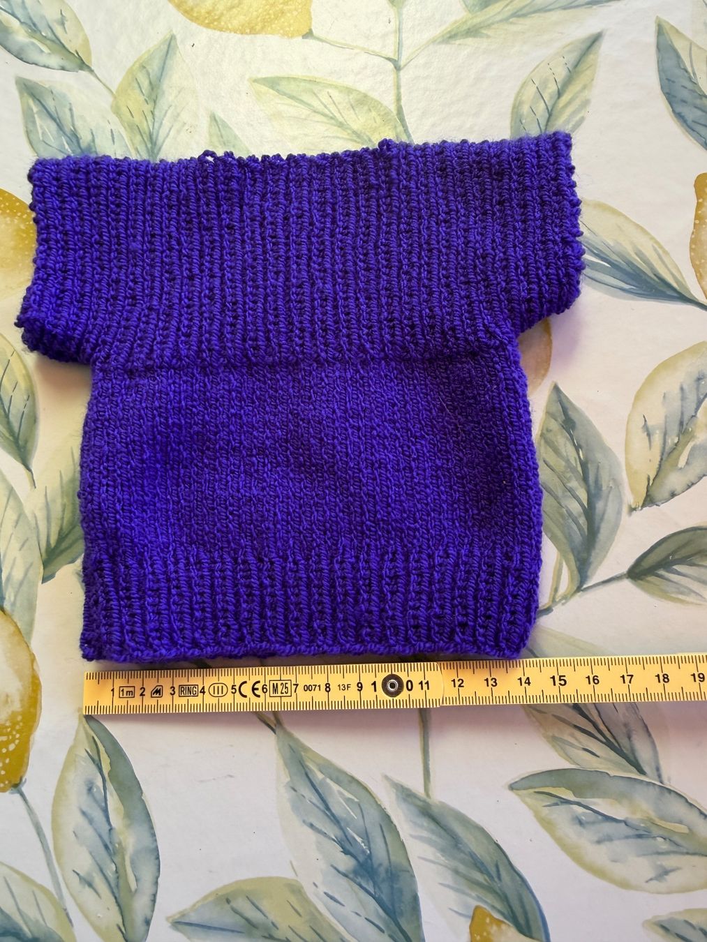 Poupées: Blauvioletter elastischer Strick Pullover, 17cm (40cm Puppe) – Neuf (Voir description) à Egg b. Zürich par Mogli93 3