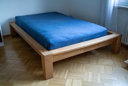 Massivholzbett 140x200 mit 2 Nachtischen