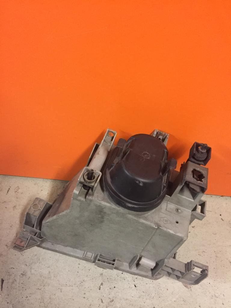 Renault Tutti pezzi di ricambio auto: Renault Clio I Scheinwerfer rechts 7701034147 – Usato da Altnau venduto da gahoal 2