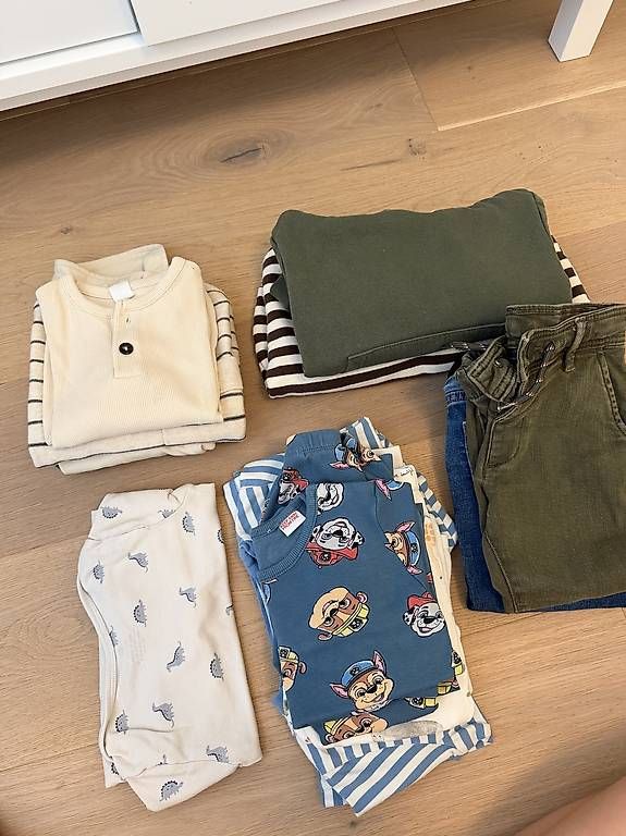 Kleiderpakete & -sets: Kinderbekleidung Gr. 92/98 – Gebraucht aus Ennetbürgen von Jvek