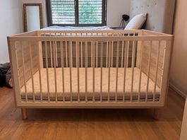 Baby/Kinderbett Holz mit Matratze und Zubehör