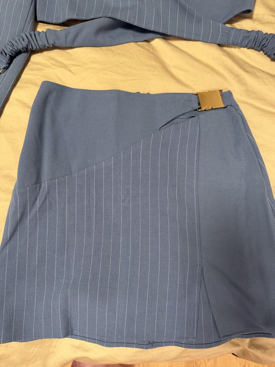 Lotti di vestiti: skirt and crop blazer set, size S/36 – Usato da Horgen venduto da Elizhadz 3