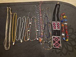 Colliers fantaisie perles et coquillages lot 13 pcs