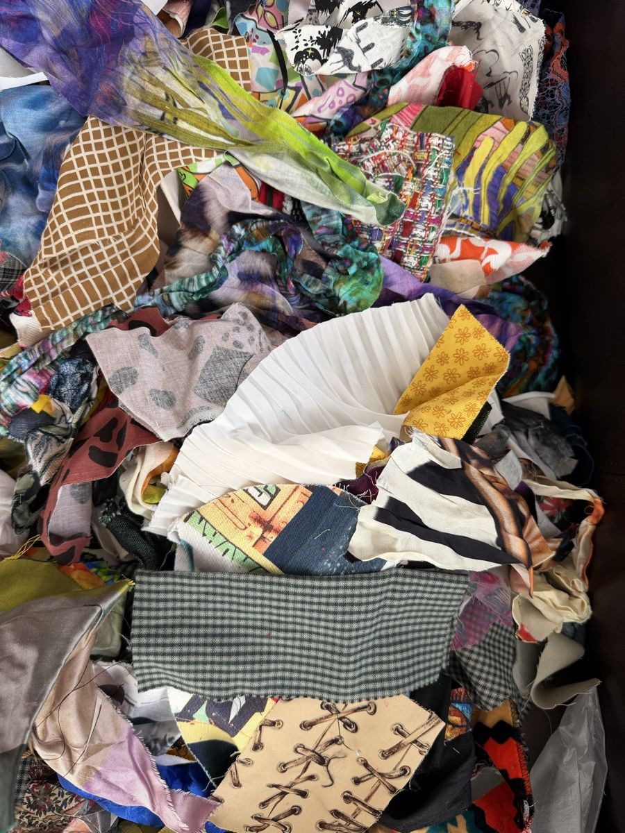 Tessuti: Stoffreste-Sack: kunterbunt, ideal für Patchwork + Basteln! – Nuovo (secondo la descrizione) da Winterthur venduto da tat_ky5h 1