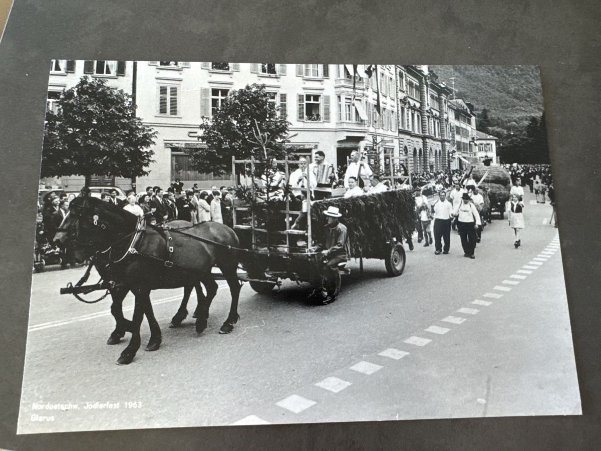 Foto & Immagini: Historisches Glarus, Nordostschweizerisches Jodelfest 1963 – Usato da Neuhausen am Rheinfall venduto da Herufe 1