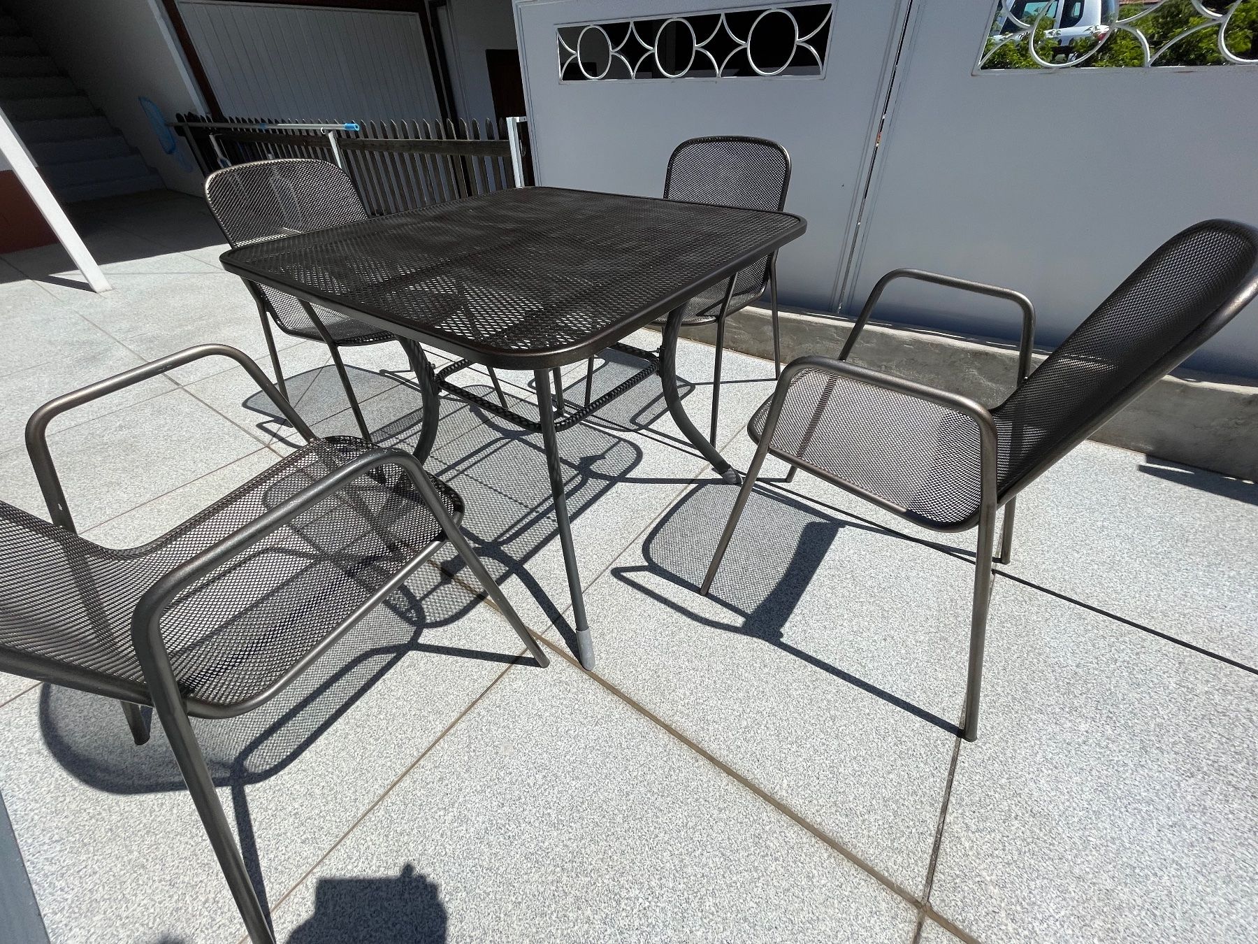Set di tavolo e panche: Balkon, Gartentisch, 4 Stühle, alles Streckmetall – Usato da Eiken venduto da garanoiri 8