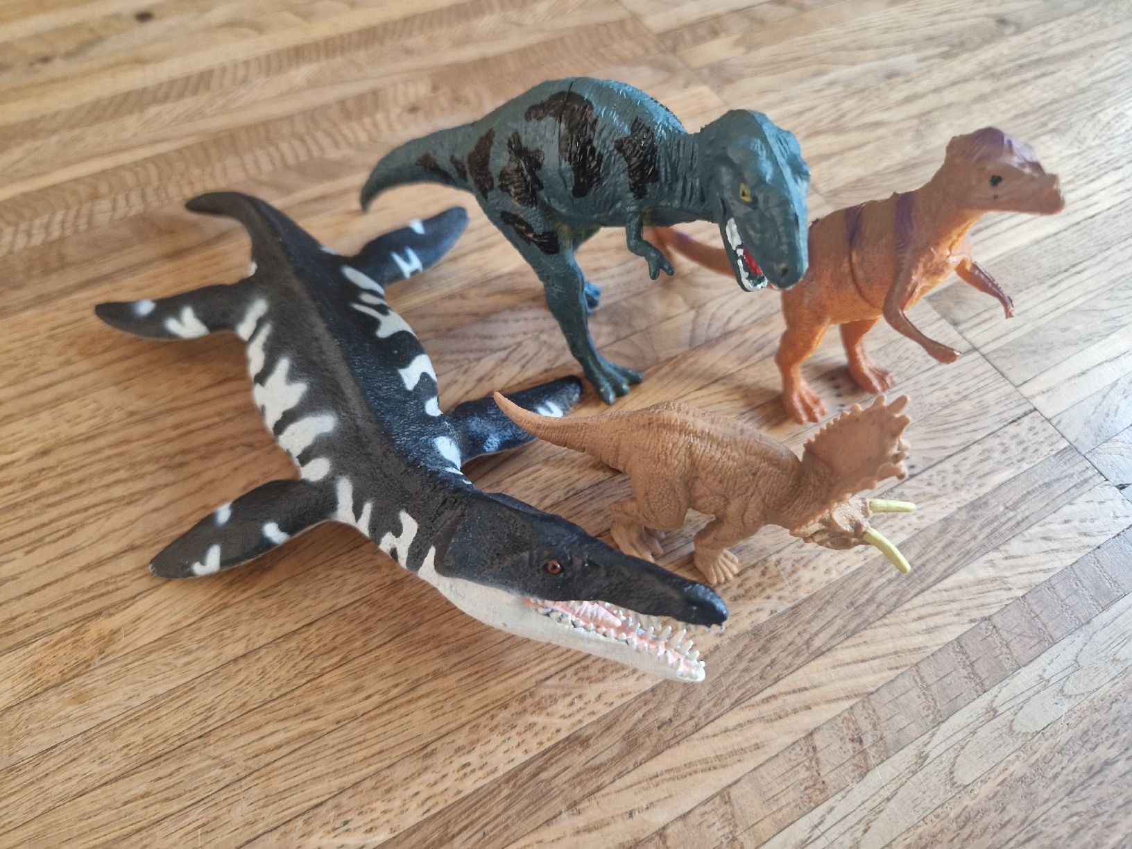 Giocattoli: Vier Dinosaurier Figuren  – Usato da Meilen venduto da Hausimaasi