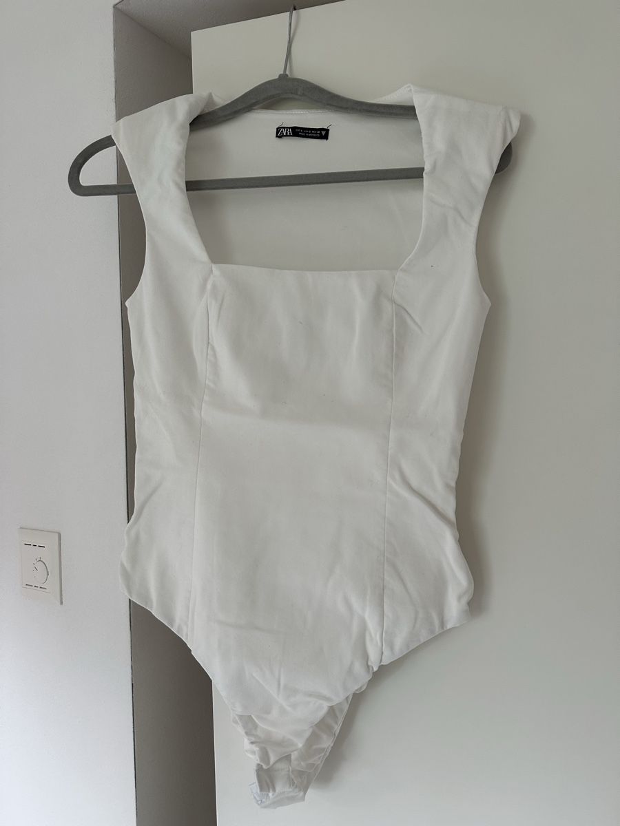 Zara Top: Bodytop mit Schulterpolester weiss Gr. S – Usato da Wädenswil venduto da Ktodat