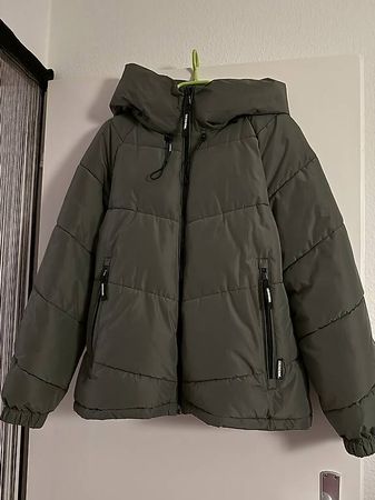Winterjacke in Olivgrün, Grösse M - Warm und Top Zustand!