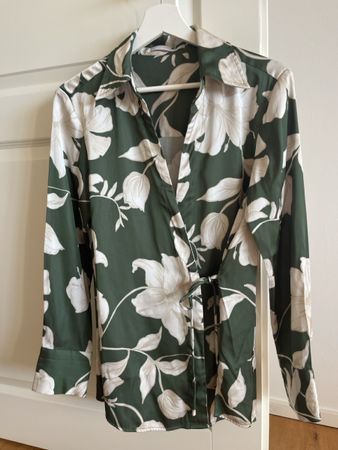 MNG Bluse, Grösse S, Grün mit Blumenmuster