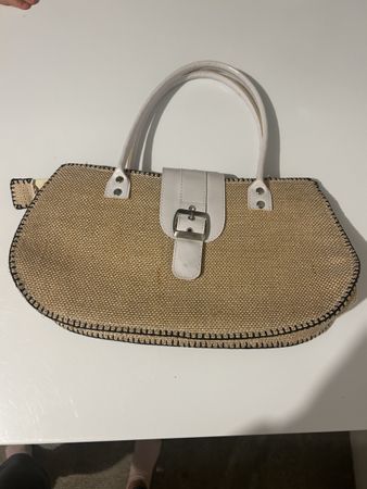 Sac d'été en paille et cuir blanc, parfait pour l’été