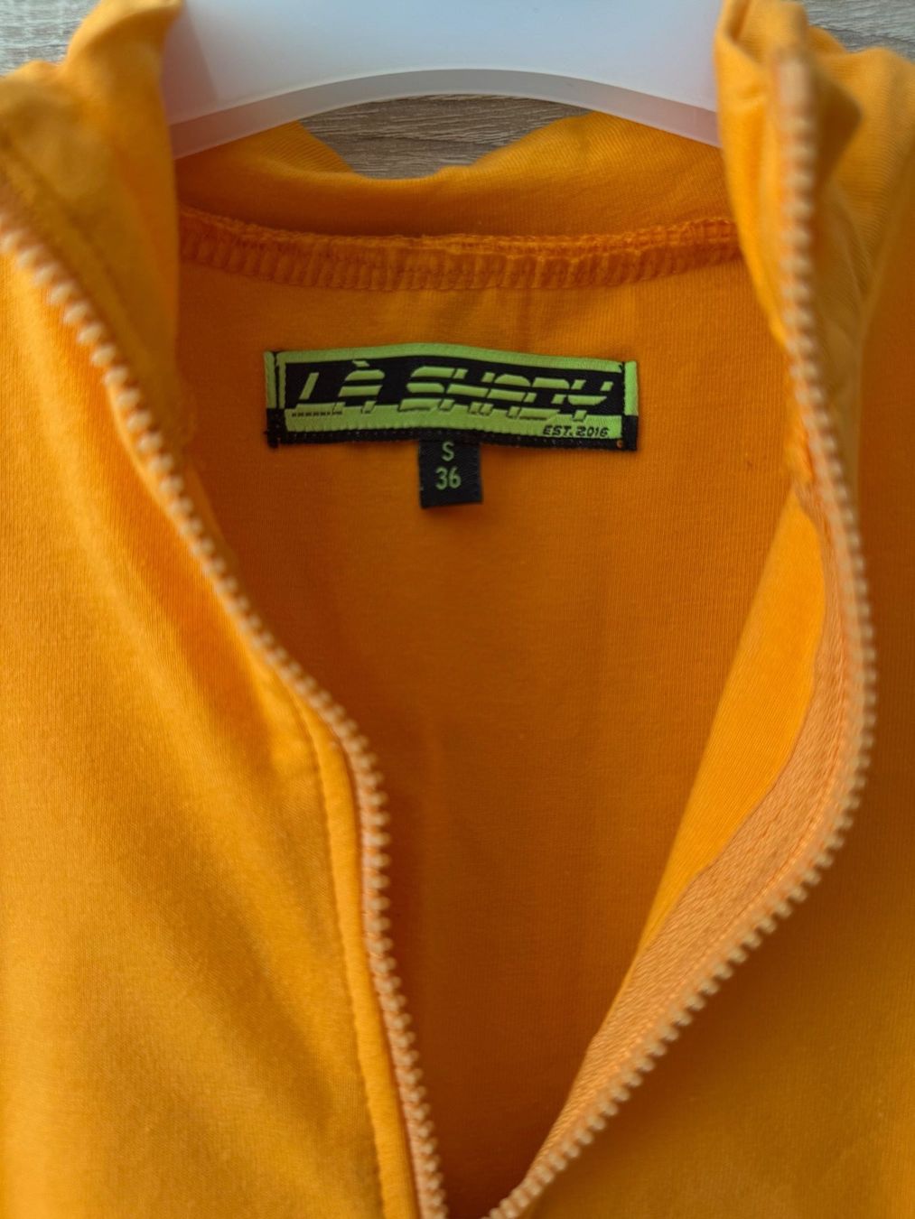 Tops: Top stylé orange – D'occasion à Montreux par Izapechee 1