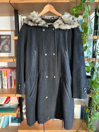 Auf Mamas Fundus: Wintermantel mit Fake-Pelzkapuze