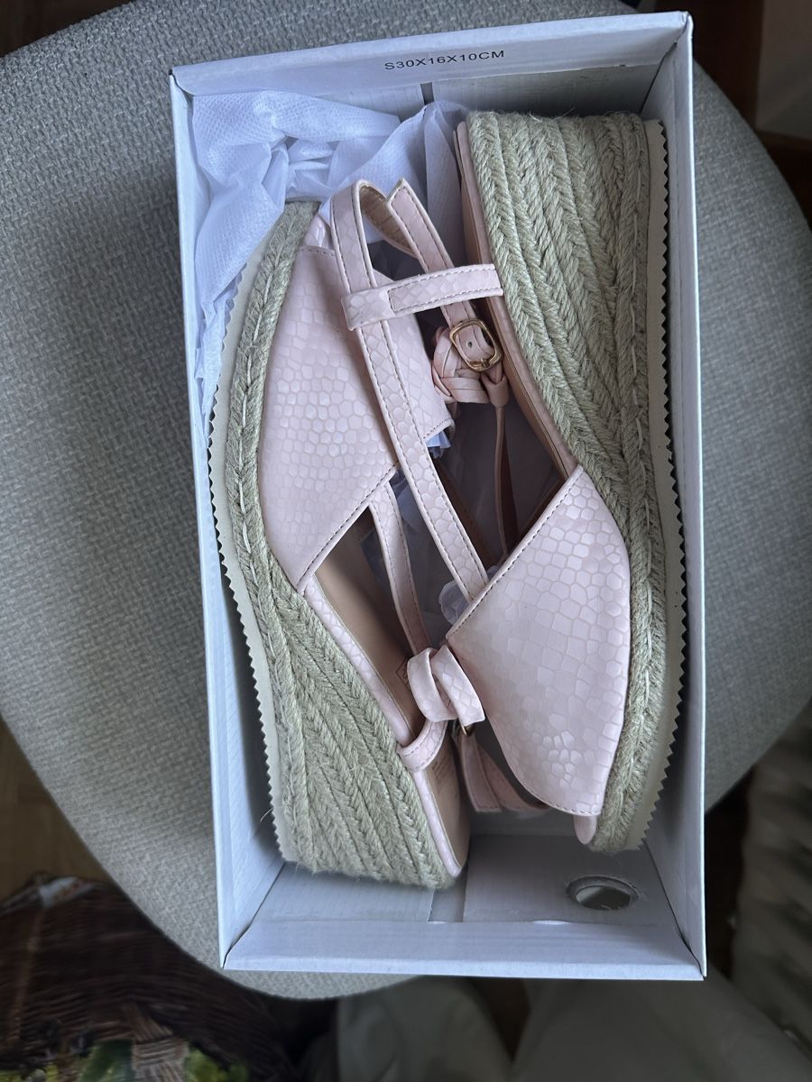 Damenschuhe: Neue Keilabsatz Sandalen hellrosa – Neu und originalverpackt aus Zürich von Chez_Dali