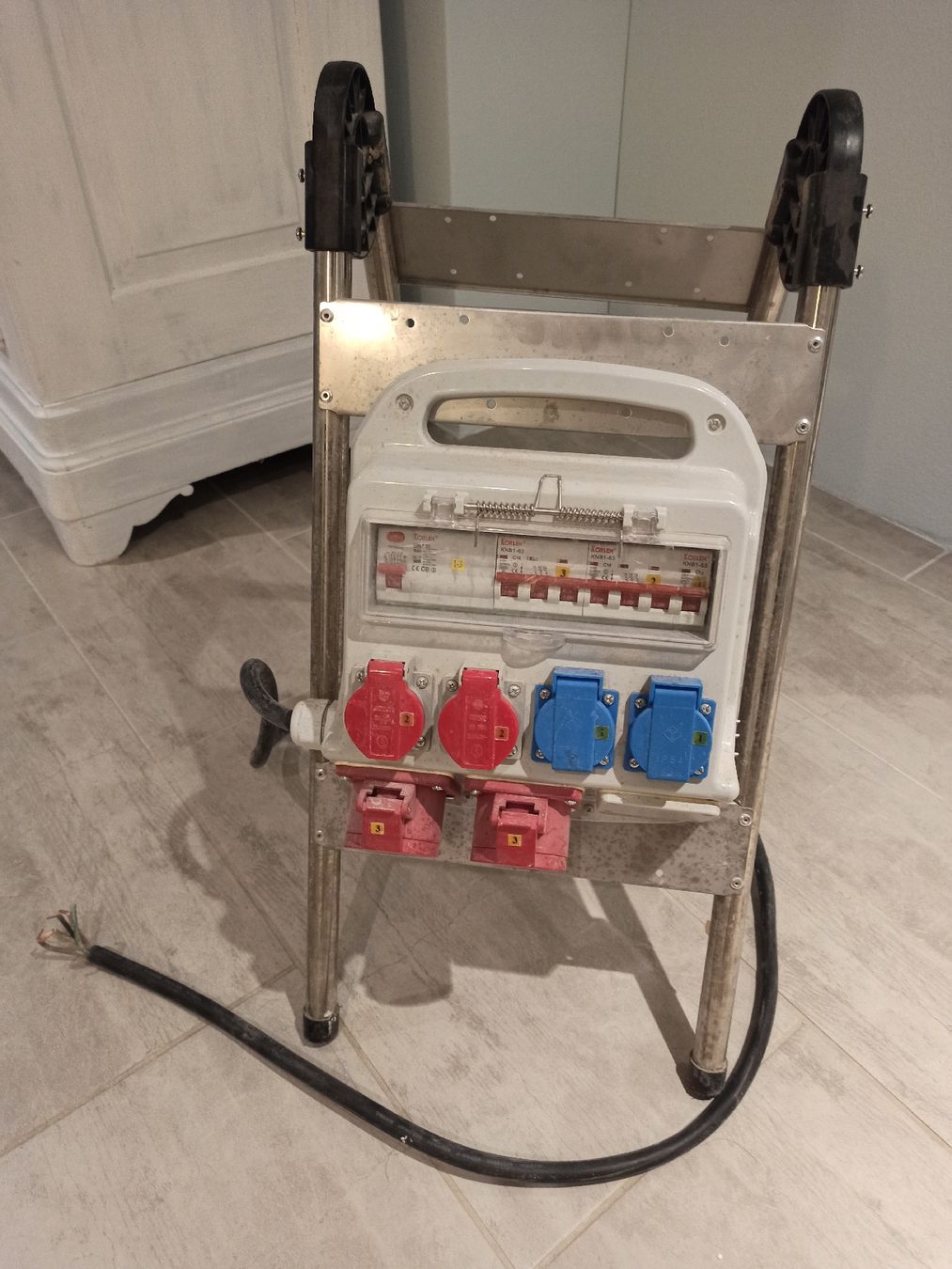 Elettrotecnica: Baustromverteiler HTCN Type B11MA30-4 16A 400V IP44 – Usato da Hitzkirch venduto da sevi85