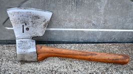 antikes ZIMMERMANNSBEIL P.W. Brand & Sonne L 38cm RECHTS