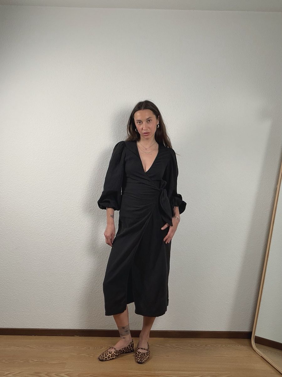 Kleider: Black Wrap Dress with Puff Sleeves – Gebraucht aus Knonau von Grapesvintage