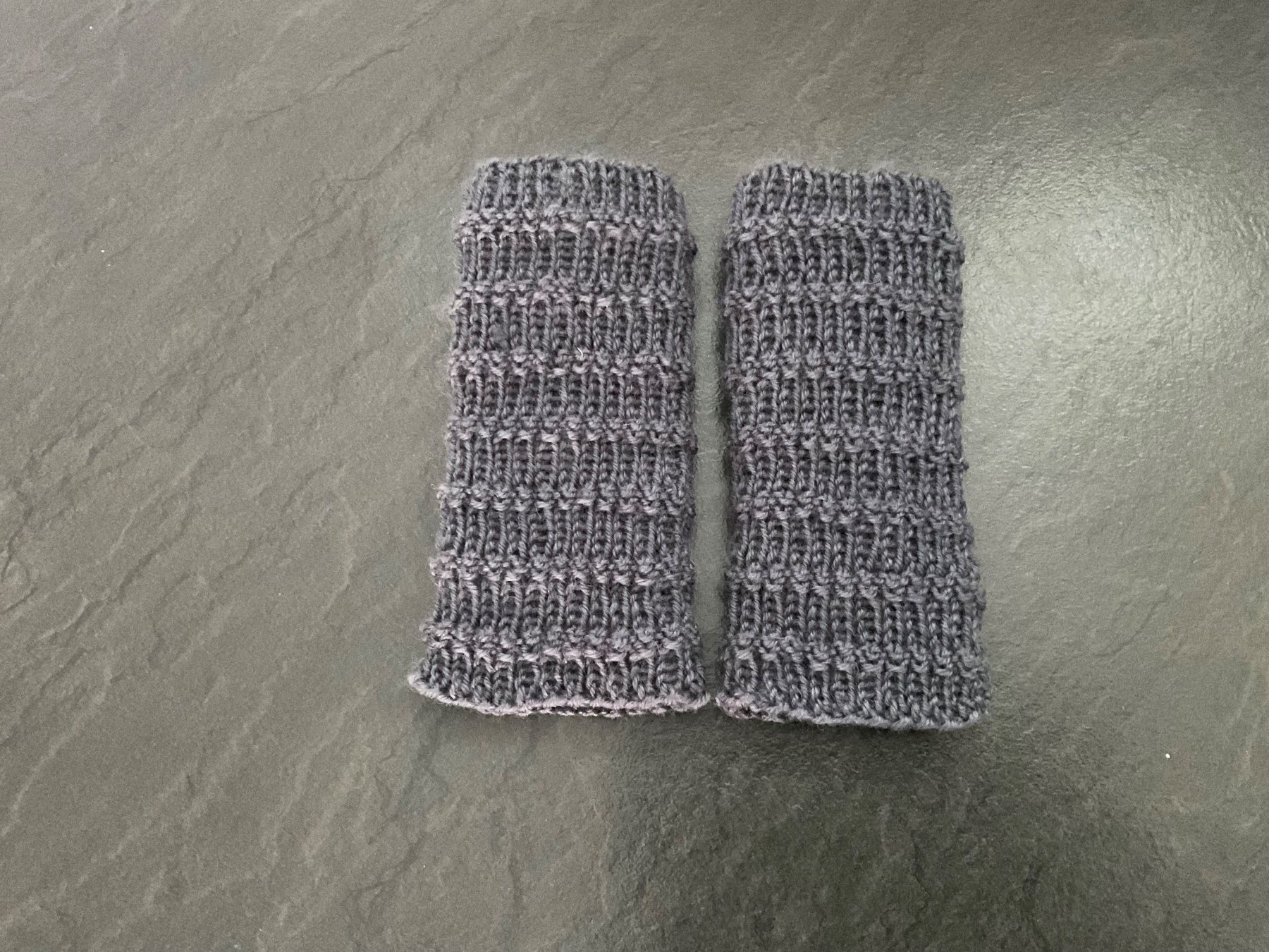 Guanti & manicotti: Handgestrickte Pulswärmer Amedisli Grau – Nuovo (secondo la descrizione) da Wetzikon ZH venduto da FeeF