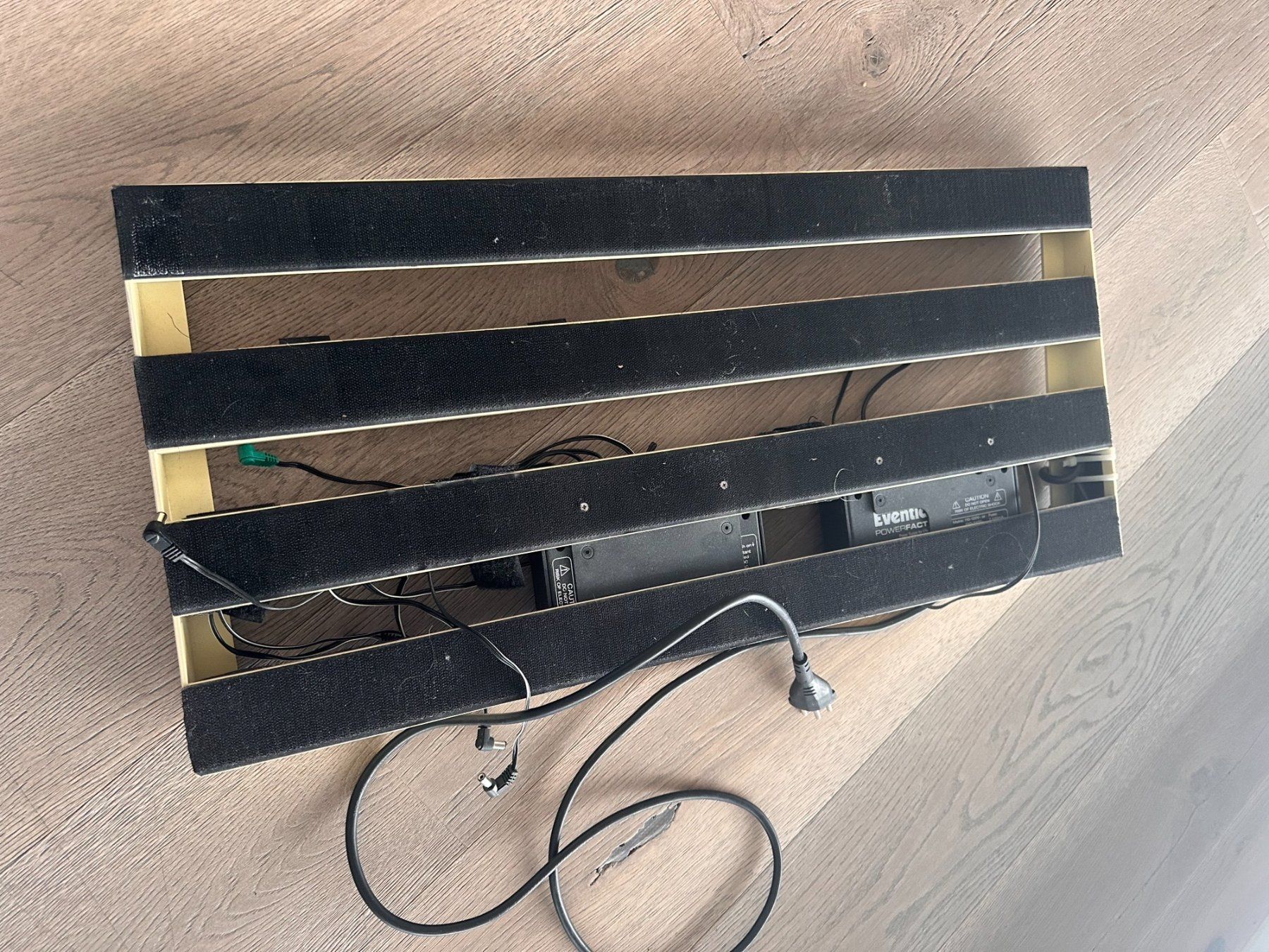 Strumenti musicali: Support à pédale, fer solide, 4 rangées 31cmx68cm + alim! – Usato da Thierrens venduto da joco26