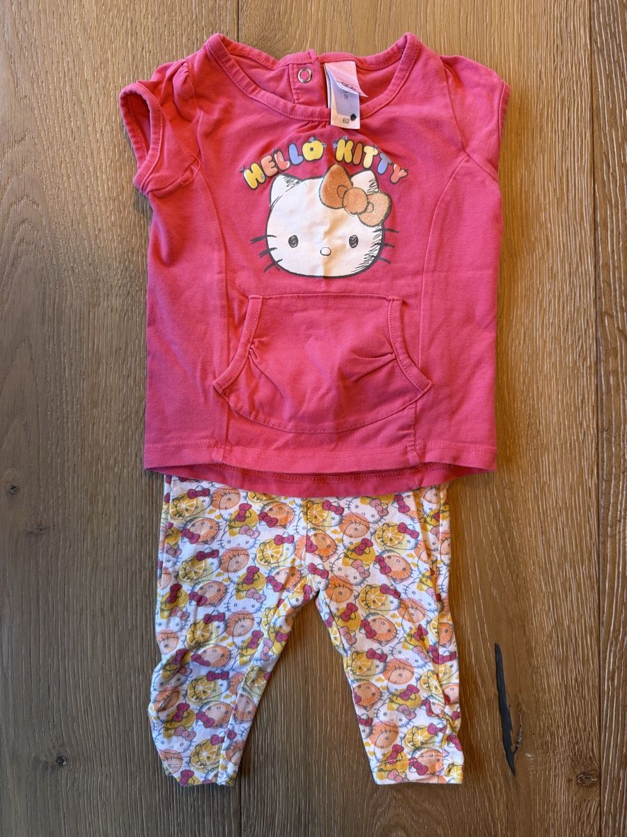 Hello Kitty Lotti & Set di vestiti: Hello Kitty Set Grösse 56 – Usato da Pragg-Jenaz venduto da gobrist