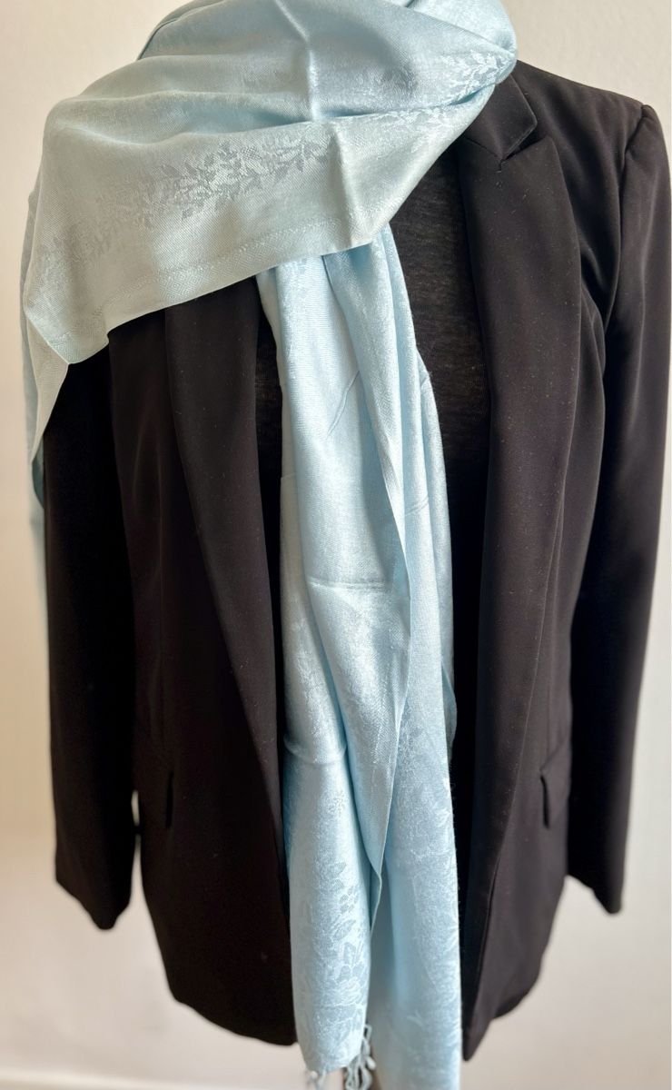 Foulards, Tücher & Schals: Echarpe 100% soie bleu clair, élégante et douce. – Neu und originalverpackt aus Coffrane von Luxary_16 1
