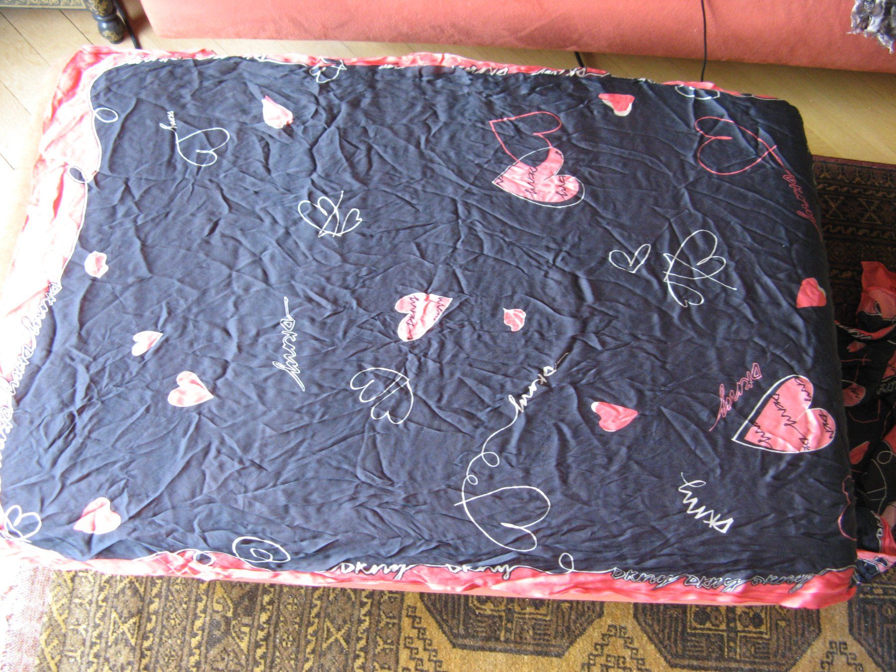 DKNY Foulard & Sciarpe: Seidenfoulard DKNY mit Herzen – Usato da Zürich venduto da apil 1