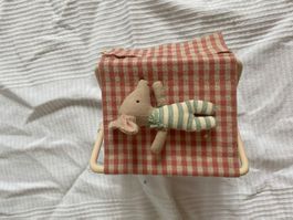 Maileg Wickeltisch mit Schlaf Wach Maus