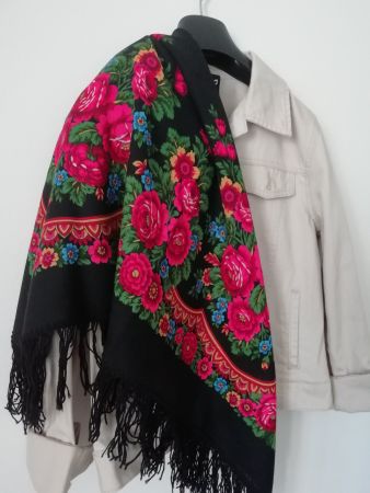 Foulard aus Wolle, schwarz m. Blumenmuster und Wollfransen
