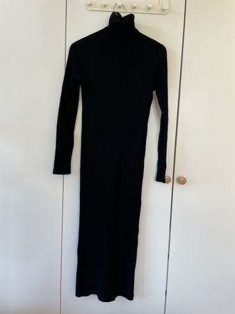 Sanda' schwarzes Strickkleid mit Rollkragen, Gr S/M