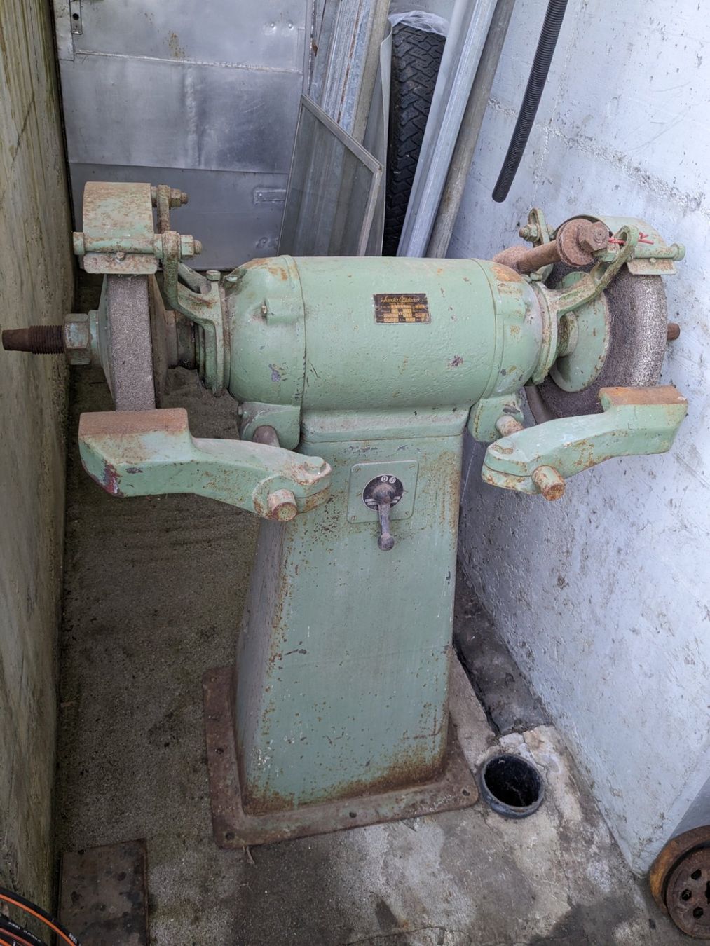 Schleifen & Polieren: Schmirgelmaschine mit Landert Motor – Gebraucht aus Gunzwil von Niela01
