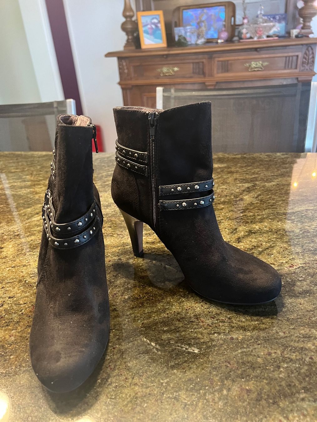 Scarpe da donna: Schwarze Stiefeletten mit Nieten Gr. 38 – Usato da Neftenbach venduto da ernach