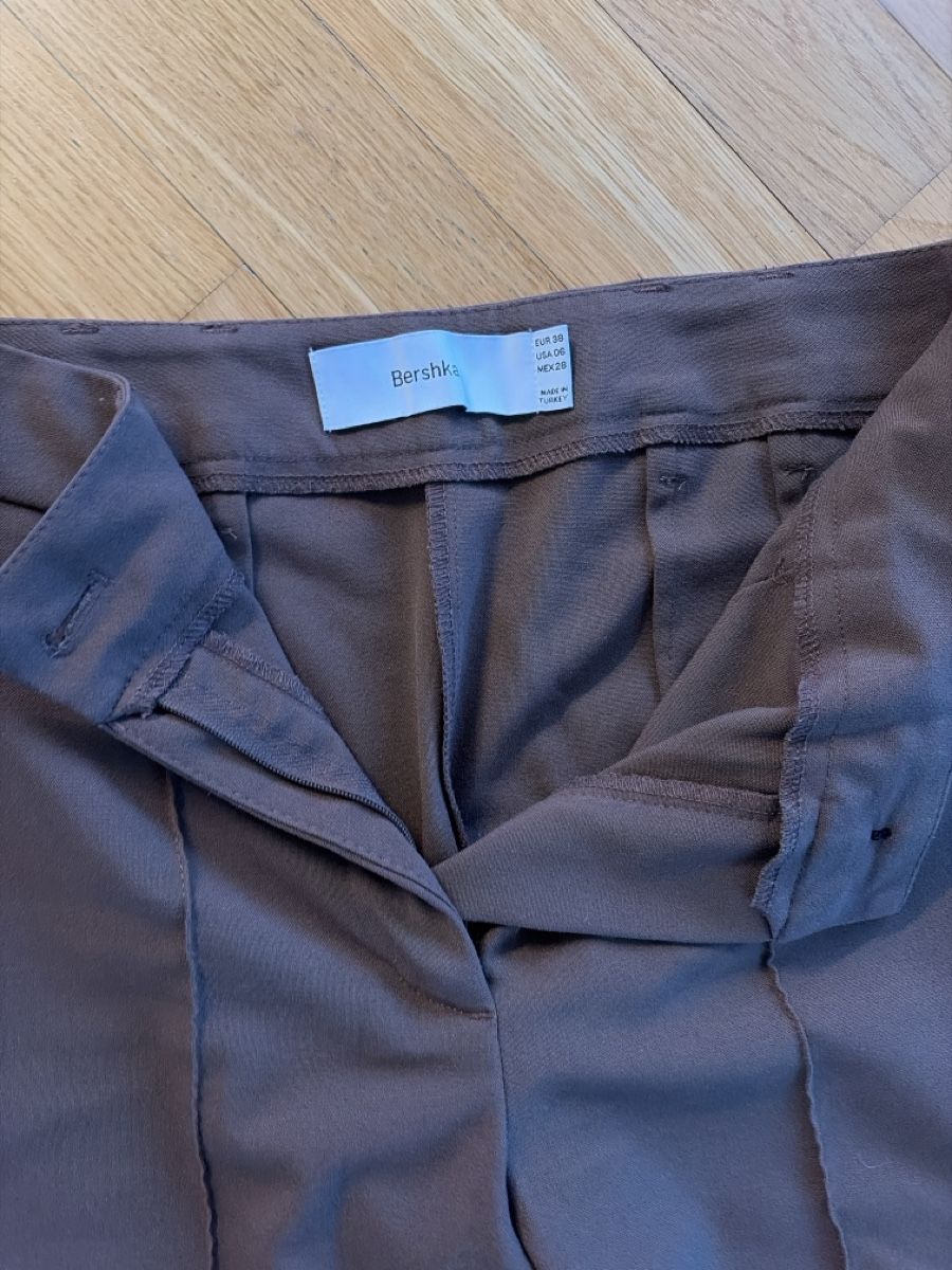 Hosen: 2 braune Hosen H&M - Bershka – Gebraucht aus Zürich von ufe_f5q5 2