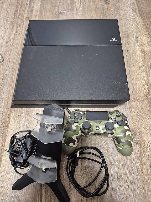Sony Console: Console PS4 noire avec manette camouflage et chargeur. – Usato da Russy venduto da Migelmos