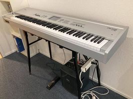 Neuwertig Korg Triton Synthesizer mit Ständer