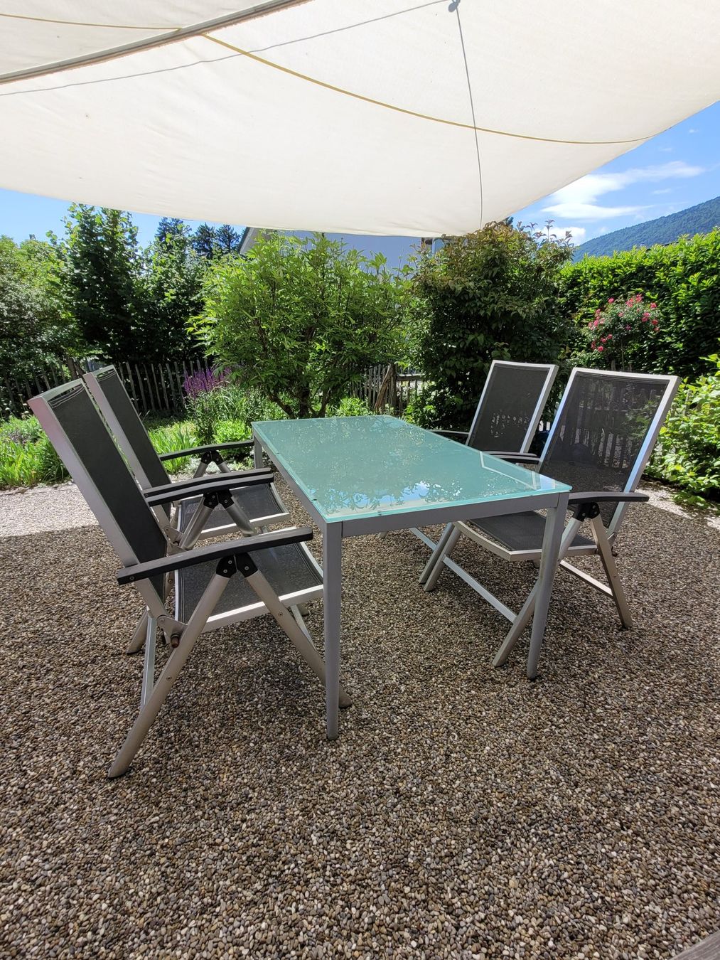 Tischset: Gartentisch (Glastischplatte) mit vier Klappstühlen – Gebraucht aus Grenchen von ear_67