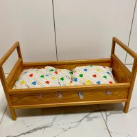 Süsses Puppenbett aus Holz mit Bettzeug