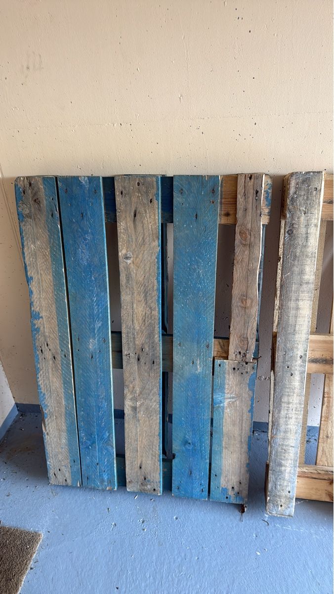 Pallets: 2x Holzpalette gebraucht blau bemalt – Difettoso da Menziken venduto da SwissTaehyung