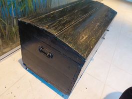 Fahrbare Schatztruhe Holztruhe schwarz lackiert