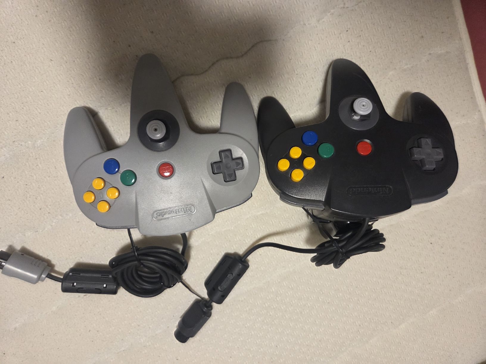 Manettes: 2 original Nintendo 64 Controller grau und schwarz  – D'occasion à Flawil par Hamdia12 7