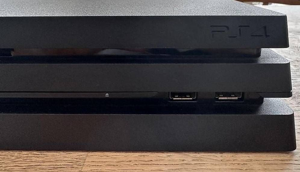 Console: PlayStation 4 Pro - inkl. Controller, Headset und mehr – Usato da Rorschach venduto da harry-the-great