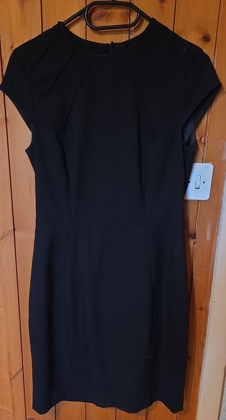 Kleider: Kleid schwarz kurzarm elegant Grösse 38 – Gebraucht aus Brunnadern von sarah2511