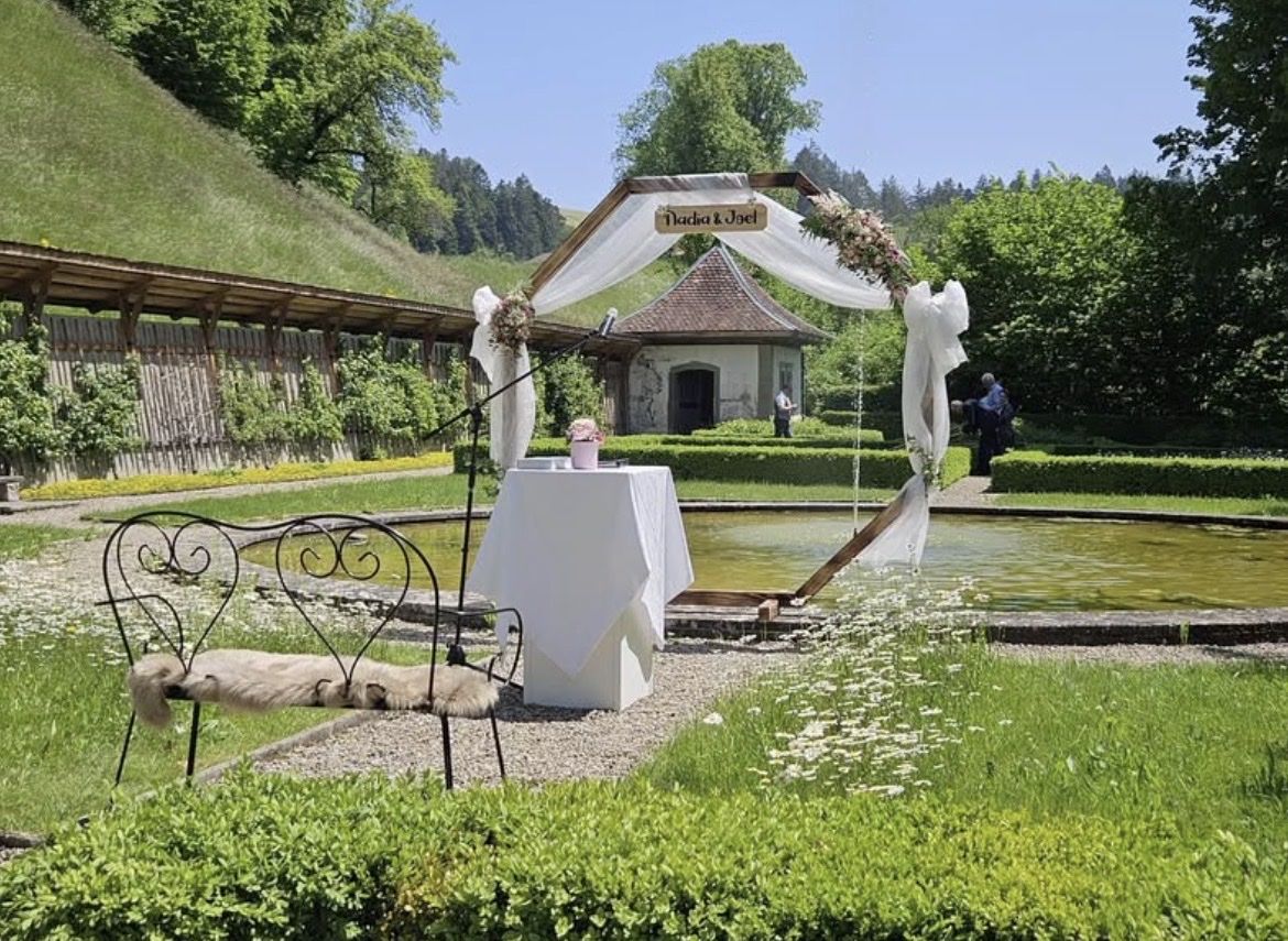 Articoli in legno: Hochzeitsbogen Holz sechseckig – Usato da Walterswil BE venduto da Schoggolino 2