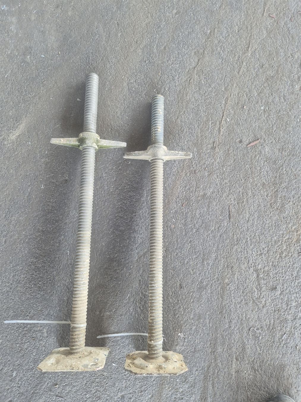 Echafaudages: Gewindefüsse 78cm + 74cm. – D'occasion à Hedingen par oze_6gpj