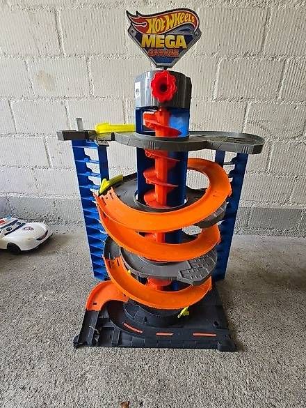 Giocattoli: Hot Wheels Mega Garage Parkhaus mit Rennbahn – Usato da Zürich venduto da Uslu01