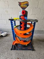 Hot Wheels Mega Garage Parkhaus mit Rennbahn