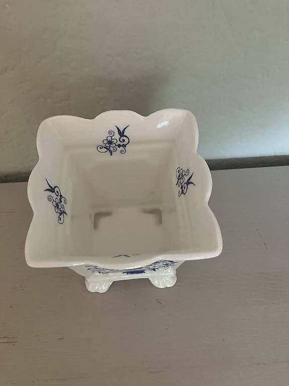 Vasen & Gefässe: China Small Footed Vase Blue White Floral – Gebraucht aus Kilchberg ZH von SwissElla 1