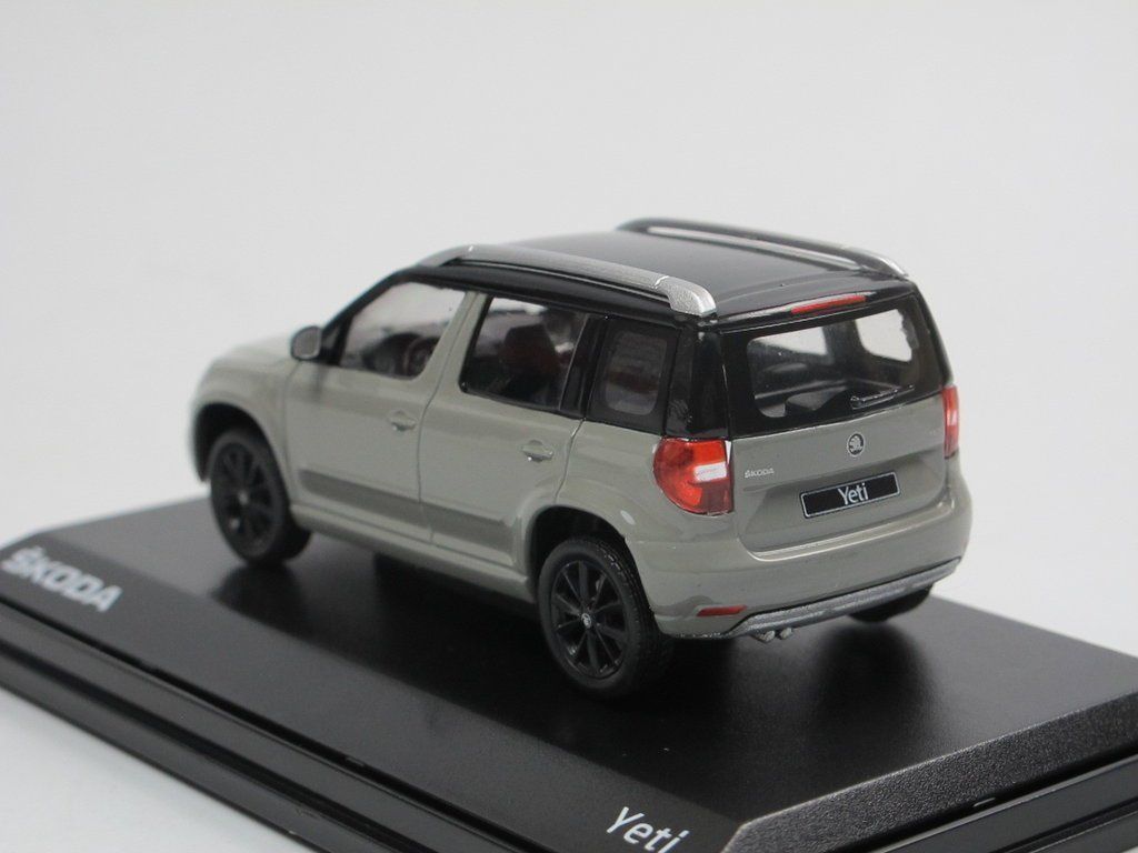 Skoda Modellini d'auto: Skoda Yeti Phase II  2013-2017 hellgrau / schwarz     1:43 – Nuovo e nell'imballaggio originale da Gerlafingen venduto da espero88 2