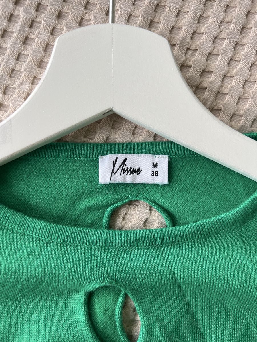 Top: Trendiger grüner Pullover mit Cut-Outs - Grösse M/38 – Usato da Zürich venduto da sop_xbd7 2